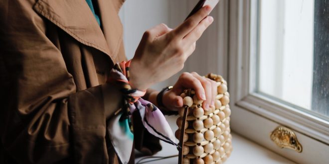 oppo find n2nin tasarimi ve ergonomisi sik ve kullanisli bir cihaz